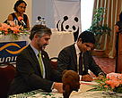 Richard Hughes (WWF) and Amyne H. Ismail (UNIMA) signing a new partnership agreement, 25.11.2011, Antananarivo, Madagascar