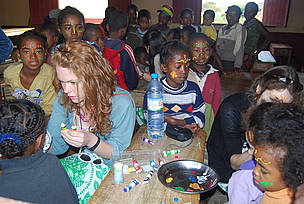 Des volontaires du WWF griment les visages des enfants lors de la Journée Mondiale de ... / ©: WWF-MWIOPO / Martina Lippuner / ©: WWF-MWIOPO / Martina Lippuner