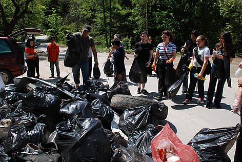 Природен парк Витоша, 2010 г. Доброволци участват в почистването му по време на Националния ден на ... / ©: WWF/Vesselina Kavrakova Volunteers participate in WWF's National Day of Nature Parks in Vitosha Nature Park, Bulgaria, 2010 / ©: WWF/Vesselina Kavrakova