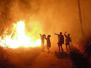 Fires are used as political statements in Ambalamanenjana, Madagascar. / ©: WWF Volunteers / ©: WWF Volunteers