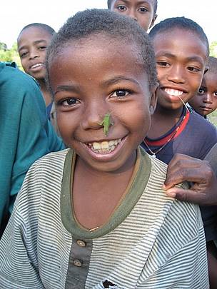 Elizey and grasshopper / ©: WWF / Sonam Rabgye / ©: WWF / Sonam Rabgye
