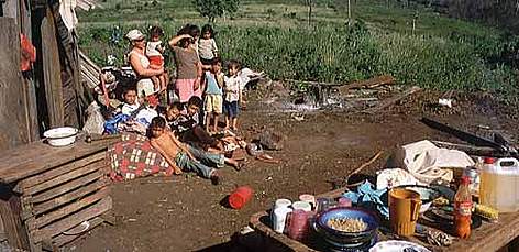 Poor family, Procosara / San Rafael, Paraguay / ©: WWF / Fernando Allen rel=