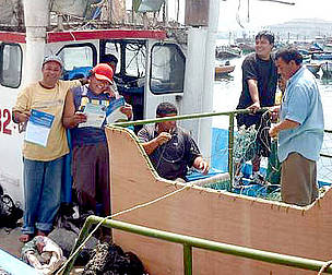 Spanish language factsheets give South American fishers valuable info on seabird-safe fishing ... / ©: Pro Delphinus Spanish language factsheets give South American fishers valuable info on seabird-safe fishing ... / ©: Pro Delphinus