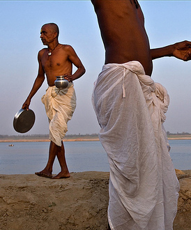 Nepalese pilgrims on the banks of the Ganges, India. Creative Commons licence / ©: Claude Renault Nepalese pilgrims on the banks of the Ganges, India. / ©: Claude Renault