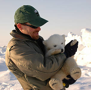 WWF International Arctic Programme Polar Bear Conservation Coordinator Geoff York with a polar bear ... / ©: WWF / Geoff York / ©: WWF / Geoff York