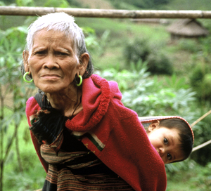 Tribal grandmother, from the Ta Oi ethnic minority group, in Central Vietnam (Annamites), tends to ... / ©: WWF-Canon / Elizabeth KEMF Tribal grandmother, from the Ta Oi ethnic minority group, in Central Vietnam (Annamites), tends to ... / ©: WWF-Canon / Elizabeth KEMF