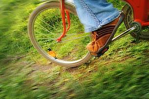 Riding a bicycle, Finland. Eco-tip: ride a bicycle when ever you can instead of driving a car - and ... / ©: WWF-Canon / Katrin Havia / ©: WWF-Canon / Katrin Havia