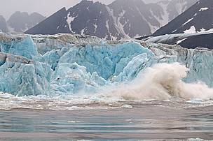 Glacier calving, Monaco Glacier, Liefdefjorden, Spitsbergen, Norway. / ©: WWF-Canon / Steve Morello / ©: WWF-Canon / Steve Morello
