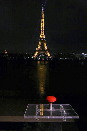 The 'lights off' button waiting to be pressed wich will switch off the illuminations on the Eiffel ... / ©: Martin Leers / WWF-France / ©: Martin Leers / WWF-France