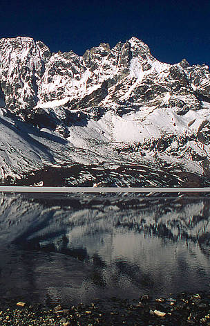 The Gokyo wetlands are threatened by pollution and the potential danger of glacial lake outburst ... / ©: WWF-Canon / NEYRET & BENASTAR / ©: WWF-Canon / NEYRET & BENASTAR