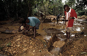 Artisanal mining, Gabon. / ©: Michel Gunther / WWF-Canon / ©: Michel Gunther / WWF-Canon