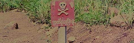 Landmine sign. / ©: WWF / Jane Story Landmine sign. rel=