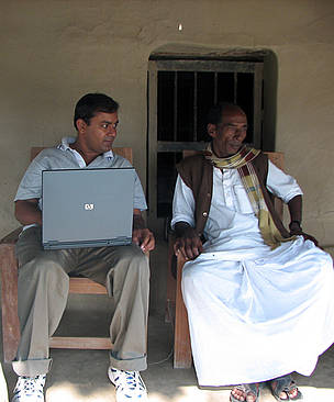 Subhro Sen, Senior Programme Officer, WWF-India Sundarbans Programme in conversation with ... / ©: WWF-India Subhro Sen in conversation with Sudhangshu Sheet, a local self-government (Namkhana Panchayat ... / ©: WWF-India
