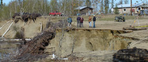Spring bank erosion in Huslia, Alaska. / ©: Orville Huntington Spring bank erosion in Huslia, Alaska. / ©: Orville Huntington