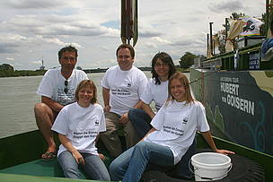 Hubert von Goisern and WWF members on tourboat / ©: WWF DCP / ©: WWF DCP