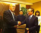Mr. Jim Gradoville, CEO of WWF China, and Mr. Wei Jianguo, former Vice Minister of Commerce and Secretary General of CCIEE, at the MOU signing ceremony.