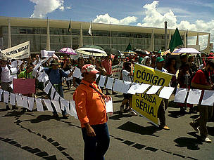 Thousands of students, environmentalists, researchers, family farmers, progressive parliamentarians and representatives of civil society occupied the lawns in front of the Congress and the Três Poders Square, in Brasilia.