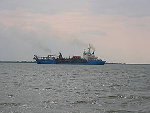 Boat carrying equipment for constructing the Bystroye Canal, Danaube Delta, Ukraine. / ©: WWF / M. Nesterenko / ©: WWF / M. Nesterenko