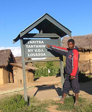 Richard Tsirinasy Bendala devant le panneau de son association locale / ©: Olivier van Bogaert / ©: Olivier van Bogaert
