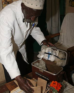 A local doctor, from Murungaru, Kenya, is seen packing his herbal medicines. / ©: WWF / ©: WWF