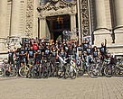 Cerca de 50 personas llegaron en bicicleta hasta el Museo de Bellas Artes para manifestar su apoyo a La Hora del Planeta e invitar a la comunidad a adherir a esta campaña.