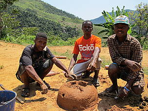 The Fatana Mitsitsy, or ecological oven. / ©: WWF / Sergio Rejado Albaina / ©: WWF / Sergio Rejado Albaina