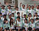 Ms. Hien Tranminh รักษาการผู้อำนวยการ WWF ประเทศไทย คุณตรีรัช ภูคชสารศีล ผู้อำนวยการฝ่ายงานอนุรักษ์ และ Mr. Masahiro Higashi กรรมการผู้จัดการ บริษัท ไทยบริดจสโตน จำกัด พร้อมกับคณะผู้บริหาร ครู และเยาวชนจากโรงเรียนเสาไห้ “วิมลวิทยานุกูล” และ โรงเรียนสวนกุหลาบ จาก จ.สระบุรี รวมพลังปลูกป่าด้วยพรรณไม้ท้องถิ่น ณ ศูนย์ศึกษาธรรมชาติและระบบนิเวศเกษตร