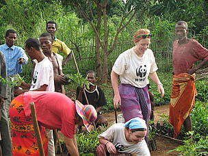 Gathering saplings to be planted / ©: WWF / Katherine Davey / ©: WWF / Katherine Davey