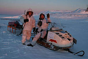 On patrol for polar bears in north-eastern Russia. / ©: Tom Arnbom Two members of the Umky Polar Bear Patrol on patrol for polar bears in north-eastern Russia. / ©: Tom Arnbom