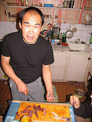 Preparing whale blubber and other local delicacies. / ©: Tom Arnbom Preparing whale blubber and other local delicacies. / ©: Tom Arnbom