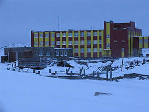 The school in Ryrkaypiy overlooks a haul out of 40,000 walrus. / ©: Tom Arnbom The school in Ryrkaypiy overlooks a haul out of 40,000 walrus. / ©: Tom Arnbom