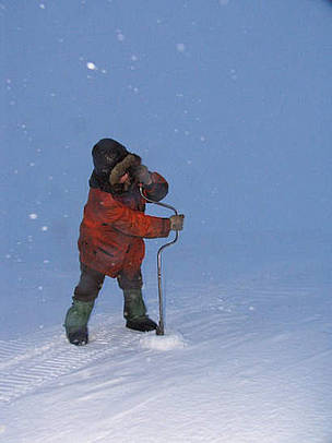 Drilling a hole in the ice for ice fishing. / ©: Tom Arnbom Drilling a hole in the ice for ice fishing. / ©: Tom Arnbom