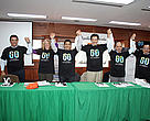 Jorge E. Giraldo (Publik), Mary Louise Higgins (WWF), el alcalde Jorge Iván Ospina, Andrés Peñate (Bavaria), Alfredo Valenzuela (Alcaldía de Cali) y Jesús Dario González (DAGMA), celebraron la vinculación de Cali a La Hora del Planeta.  