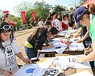 Participantes del evento pintando sus remeras con mensajes alegoicos al día.