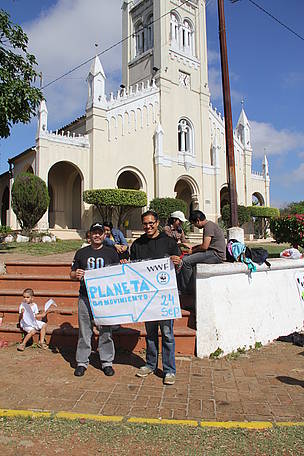 Francisco Pereira de WWF y Manuel Colón voluntario del Cuerpo de Paz, preparandos con un cartel para la caminata.