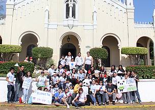 Un grupo frente a la Iglesia Nuestra Señora de la Candelaria antes de partir