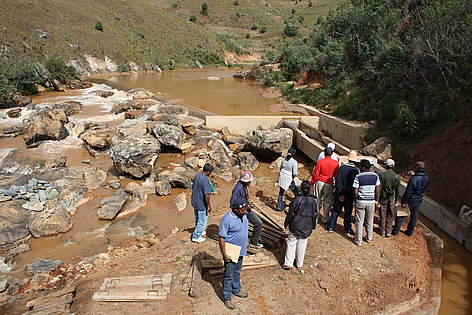 Construction d'un petit barrage pour l'irrigation des cultures. Fandriana, Madagascar. / ©: WWF-MWIOPO rel=