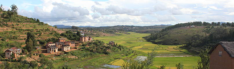 Paysage typique près de Fandriana, avec des rizières dans la vallée et des petites cultures sur les ... / ©: WWF-MWIOPO / ©: WWF-MWIOPO