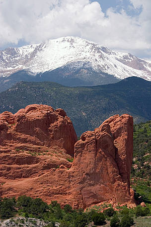 The grand red spires of the Garden of the Gods Colorado with majestic snow covered Pikes Peak in ... / ©: iStockPhoto / Steve Krull / ©: iStockPhoto / Steve Krull