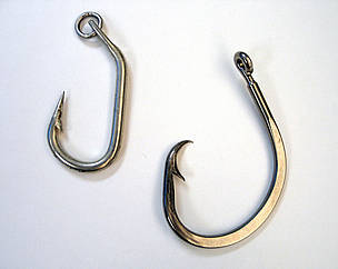 J and circle hooks. The use of circle-shaped hooks instead of commonly used J-shaped hooks can ... / ©: WWF-US / Jill Hatzai / ©: WWF-US / Jill Hatzai