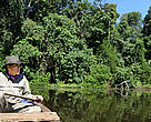 JC Riveros de WWF en la Amazonía. Su trabajo con los ecosistemas de agua dulce está relacionando especies saludables con los recursos de agua limpia río abajo. 