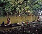 Juan Carlos Botello, uno de los ganadores de la Beca Príncipe Bernhard 2008, durante un monitoreo de nutrias gigantes (Pteronura brasiliensis) en el río Apaporis, entre Vaupés y Caquetá (Colombia).