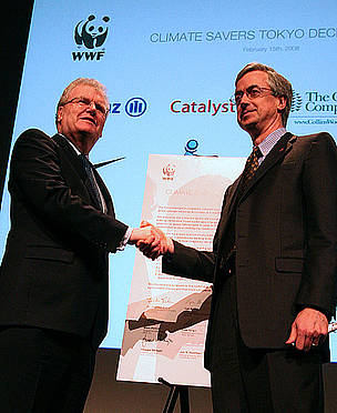 Business setting an example : Sony chair and CEO Sir Howard Stringer presents The Tokyo Declaration ... / ©: WWF-Japan Business setting an example : Sony chair and CEO Sir Howard Stringer presents The Tokyo Declaration ... / ©: WWF-Japan