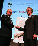 Business setting an example : Sony chair and CEO Sir Howard Stringer presents The Tokyo Declaration ... / &copy;: WWF-Japan