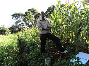 Kawaka Fanuel displaying soil samples he collected for nematodes isolation / ©: WWF / Kawaka J Fanuel / ©: WWF / Kawaka J Fanuel