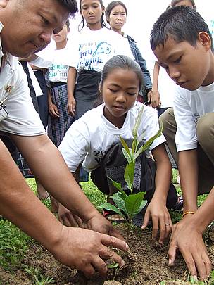 Laotian children help their teacher plant new trees. / ©: WWF Greater Mekong / ©: WWF Greater Mekong