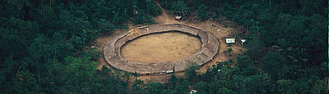 Vista aérea del tradicional Maloka, vivienda comunal Yanomami. / ©: WWF-Canon / Nigel DICKINSON rel=