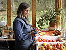 Linnea Bensel polishes tomatoes in her kitchen on the San Juan Islands in north-west USA.  / &copy;: Linnea Bensel