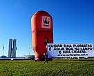 On Wednesday, WWF-Brazil set up a huge inflatable model of a domestic water filter surrounded by banners calling for changes in the proposed amendment to the Forest Law and  bearing slogans like “Taking care of forests means good water for town and country alike”. The action was designed to warn Brazilian society about the importance of the areas of permanent preservation and legal reserve for the conservation of biodiversity and water resources, both of which are of fundamental importance to agricultural activities.
