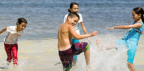 Enfants jouant dans la mer à Sidi Youssef, Kerkennah, Tunisie. / ©: WWF-MEDITERRANEAN / E. PARKER rel=